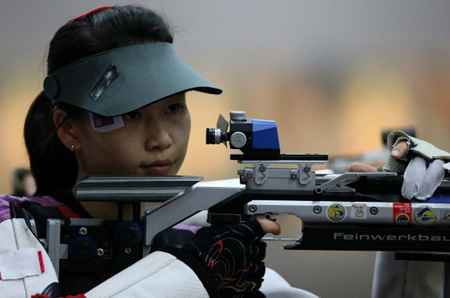 Siling là 1 trong 3 thành viên của đội bắn súng trường hơi 10m của Trung Quốc.